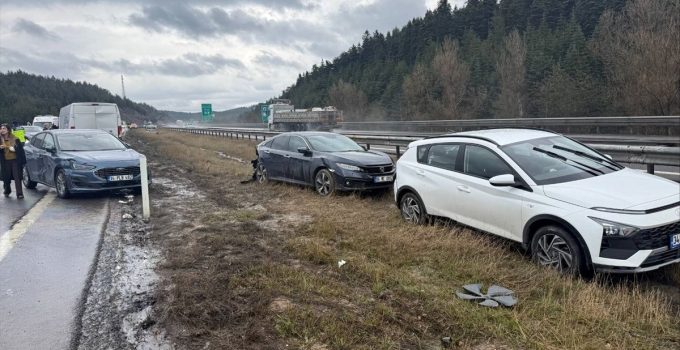 Anadolu Otoyolu’nda 9 aracın karıştığı kazada 6 kişi yaralandı