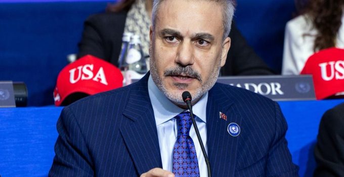 Bakan Fidan’dan diplomasi trafiği! Barrack’ı ağırladı, Arakçi ile telefonda görüştü