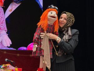 Bir öğretmen, bir kukla, binlerce gülümseme: “Tarçın” sınıfları şenlendiriyor