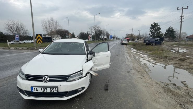 Bolu’da iki otomobilin çarpışması sonucu 3 kişi yaralandı