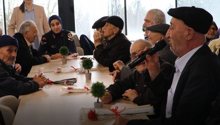 Bolu’da jandarma ekipleri huzurevi sakinlerini ziyaret etti