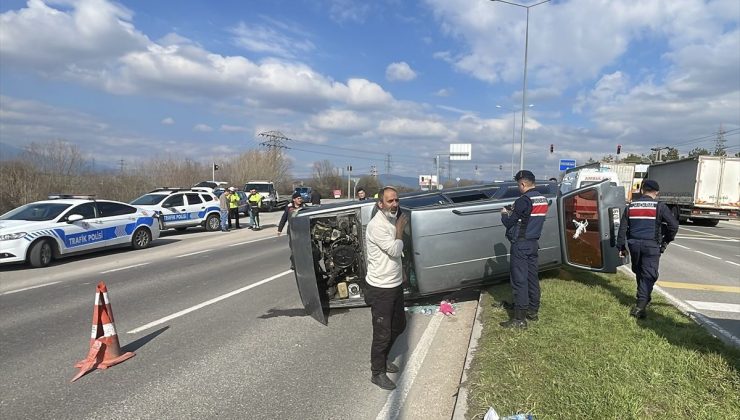 Bolu’da kamyonla çarpışan otomobildeki 6’sı çocuk 9 kişi yaralandı