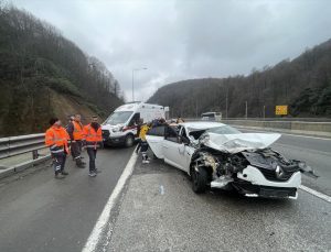 Bolu’da otomobille kamyonetin çarpıştığı kazada 2’si çocuk 4 kişi yaralandı