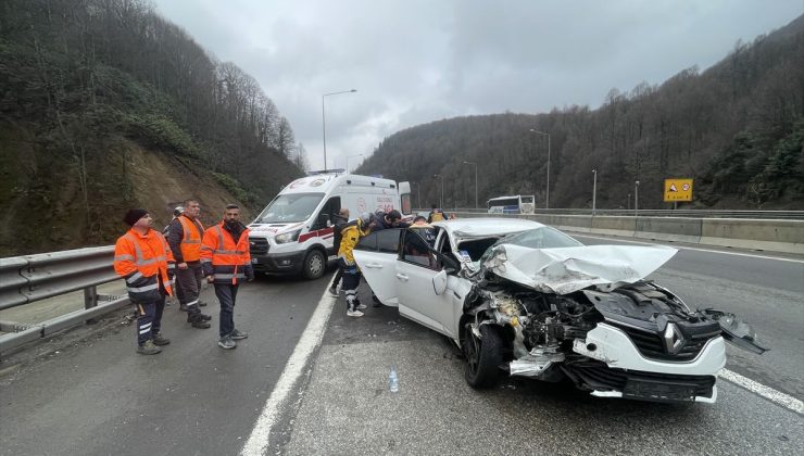Bolu’da otomobille kamyonetin çarpıştığı kazada 2’si çocuk 4 kişi yaralandı
