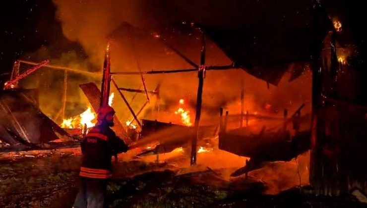 Bolu’da samanlığa yıldırım düştü: Samanlık ve traktör alev alev yandı