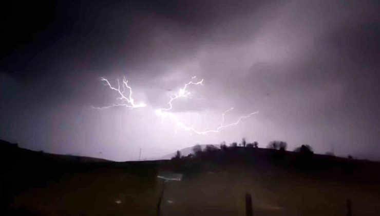 Bolu’da şimşekler geceyi aydınlattı