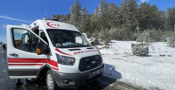 Bolu’da takla atan hafif ticari araçtaki 3 kişi yaralandı