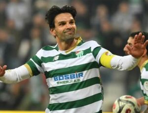 Bursaspor’un kaptanı Muhammet Demir ‘Bu hikaye yarım kalmayacak’
