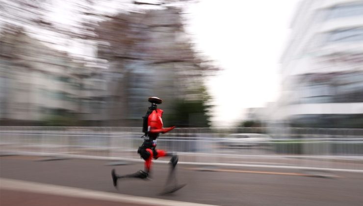Dünya rekorundan 7 dakika daha hızlı: Robot "Flash" Pekin’de tarih yazdı