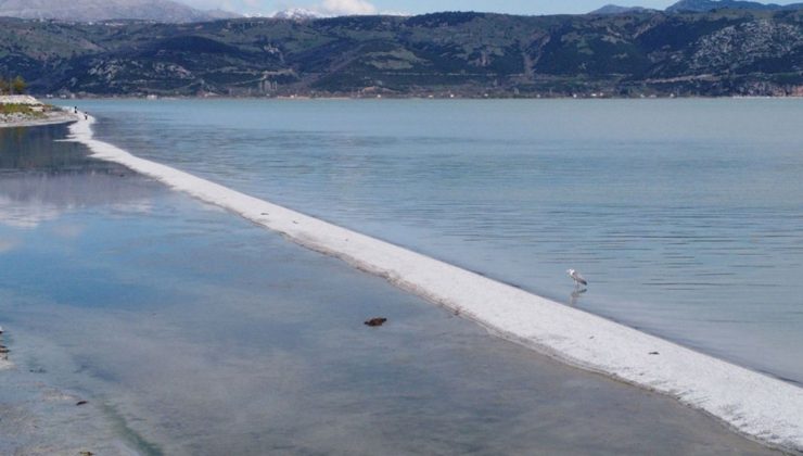 Eğirdir Gölü’nde kendiliğinden oluşan doğal yürüyüş yolu şaşırttı