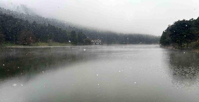 Gölcük’te kar yağışı ve sis etkili oldu