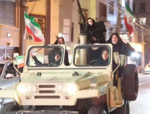 İranlı kadınlardan ağır silahlarla gövde gösterisi