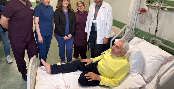 Kalbi 3 saat durdurularak, aort damarı değiştirildi