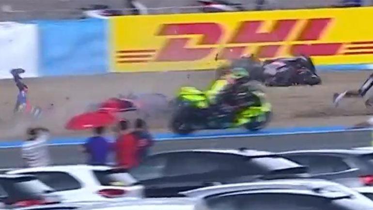 MotoGPde Toprak Razgatlıoğlu kaza yaptı Yürekleri ağza getirdi