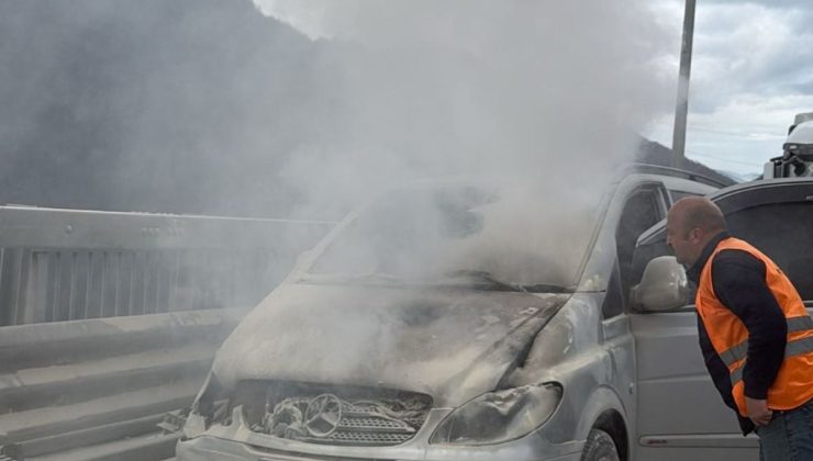 Motor kısmından alev alan minibüs yandı