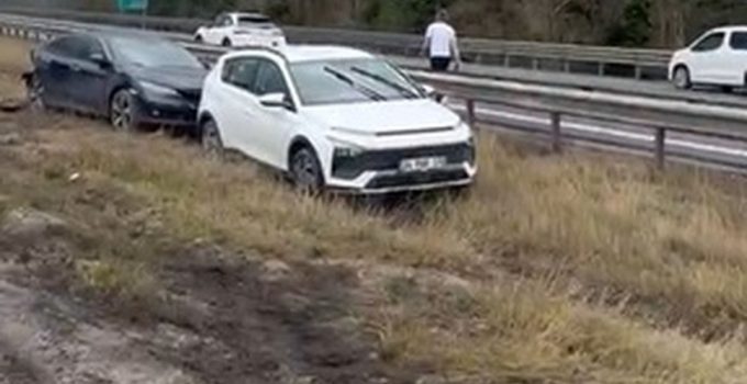 Otoyolda 10 araç zincirleme kazaya karıştı; 6 yaralı