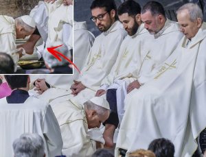 Papa Leo, 12 rahibin ayaklarını yıkayıp öptü