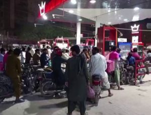 Savaş Pakistan’ı vurdu, haberi alan akaryakıt istasyonlarına koştu