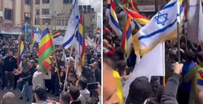 Suriye’nin güneyinde bir grup Dürzi, ülkeden ayrılma talebiyle İsrail bayraklı gösteri düzenledi