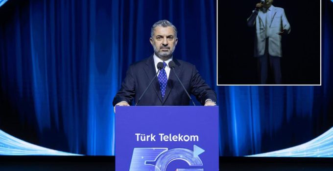 Türk Telekom’dan 5G ile gövde gösterisi! Müslüm Gürses’in hologramı sahneye taşındı