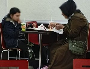 Anne ve kızına ayrımcılık yapan hamburgerciye çifte şok