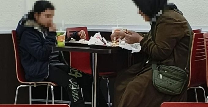 Anne ve kızına ayrımcılık yapan hamburgerciye çifte şok