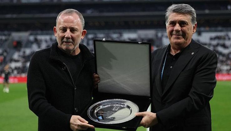 Sergen Yalçın’a maç öncesi plaket verildi