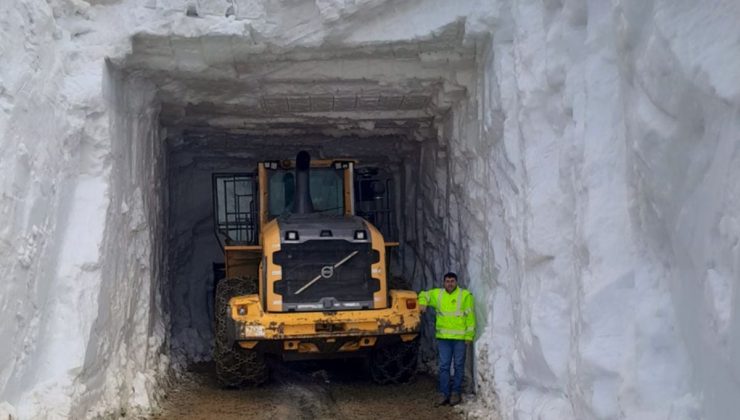 Yüksekova’da Mayıs ayında 6 metrelik kar mesaisi: İş makineleri kar tünellerinde kayboldu