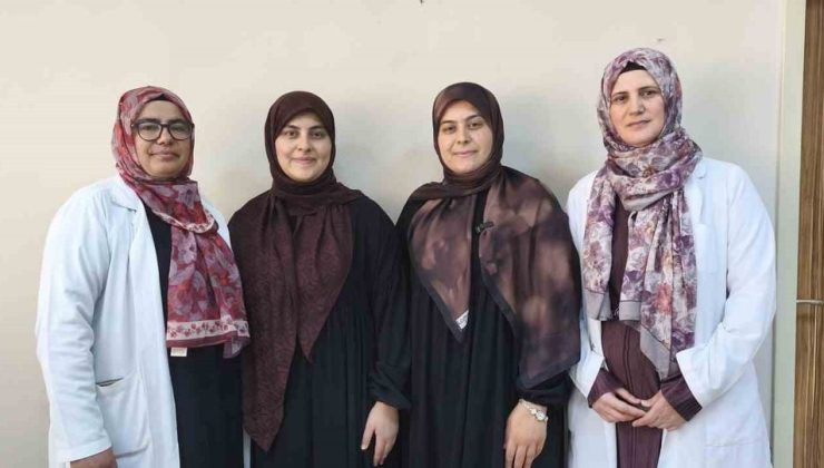 Mersin’de iki kız kardeş aynı anda üniversiteyi bitirip hafızlık yaptı