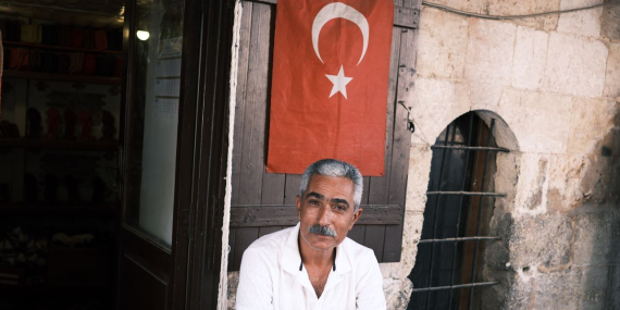 Gözaltına alınan gazeteci Alican Uludağ adli kontrolle serbest bırakıldı