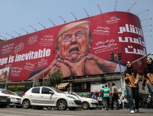 Tahran’da Trump’ın boğazına sarılmış el afişi