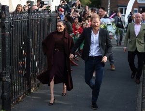6 yıl sonra İngiltere’ye dönen Prens Harry ve Meghan ilk kez halkın karşısına çıktı! Nottingham’da sevgi gösterisi