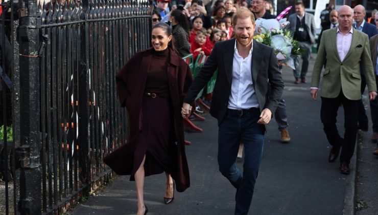 6 yıl sonra İngiltere’ye dönen Prens Harry ve Meghan ilk kez halkın karşısına çıktı! Nottingham’da sevgi gösterisi