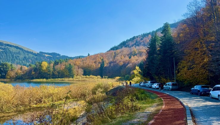 Abant Gölü Milli Parkı sonbahar renkleriyle hafta sonu ziyaretçilerini ağırladı