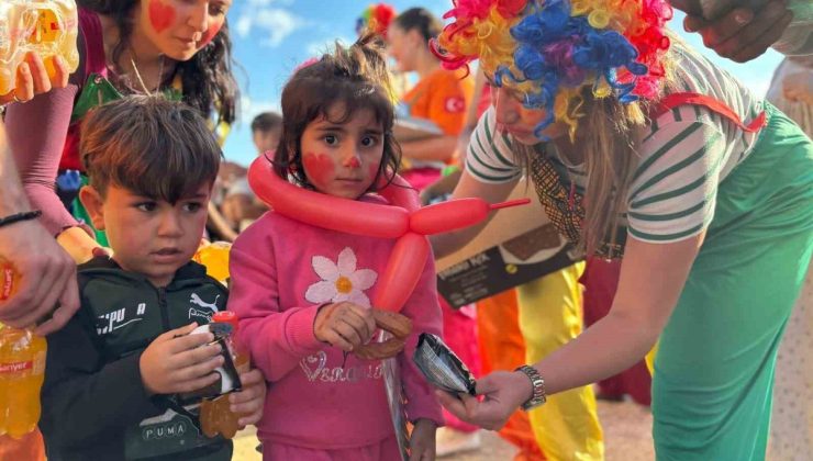 Adana’da mevsimlik işçi çocuklarına gönüllü palyaçolardan moral etkinliği düzenlendi