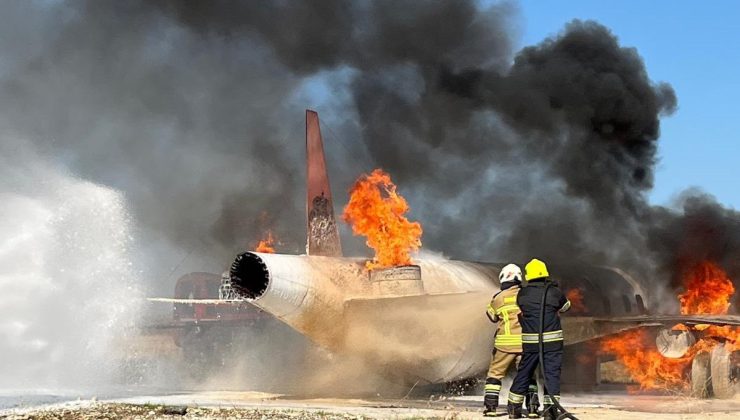 Adıyaman Havalimanı’nda tatbikatta maket uçak yangınına itfaiye müdahale etti
