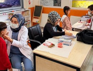 Adıyaman Kahta’da köy okulu öğrencilerine diş sağlığı eğitimi ve fırça, macun verildi