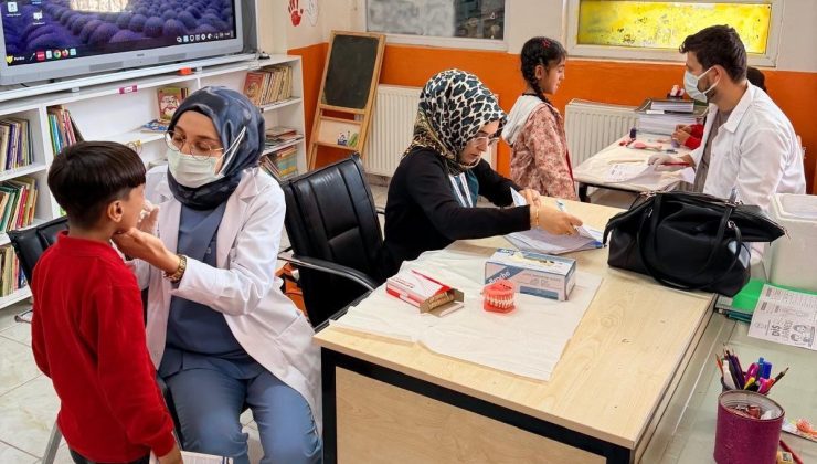 Adıyaman Kahta’da köy okulu öğrencilerine diş sağlığı eğitimi ve fırça, macun verildi