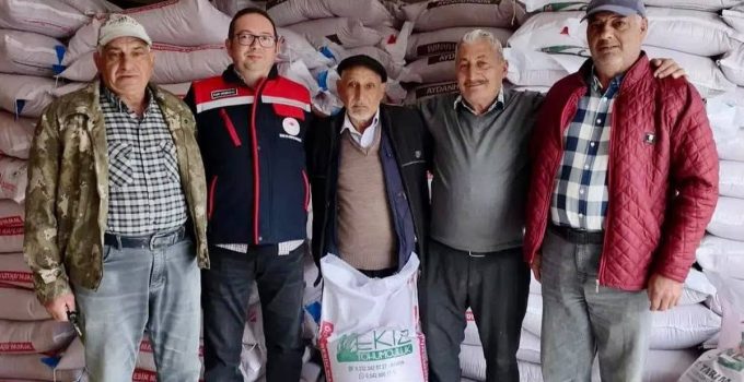 Afyonkarahisar Bayat’ta 25 üreticiye yüzde 50 hibeli buğday tohumu dağıtıldı
