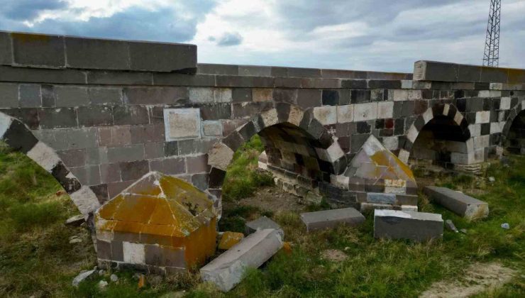 Afyonkarahisar Bolvadin’deki tarihi Kırkgöz Köprüsü bakımsızlık nedeniyle tahrip oldu