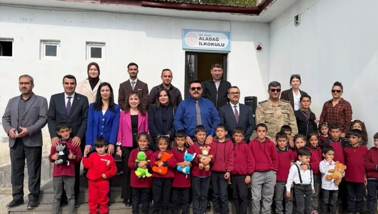 Ağrı Patnos’ta adli ve idari yetkililer, Aladağ İlkokulu öğrencilerine hediye verdi