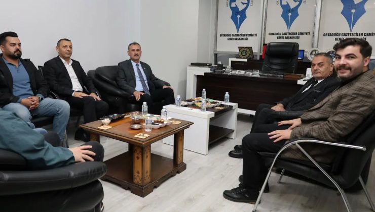 Ağrı Valisi Bozkurt, kentteki basın kuruluşlarını ziyaret edip mensuplarla buluştu