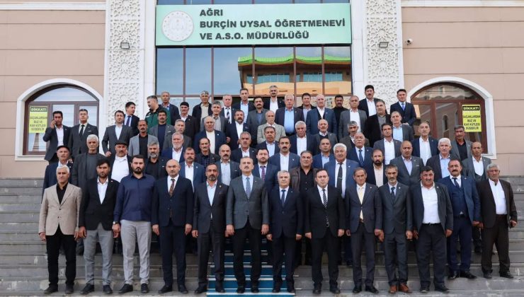Ağrı Valisi Bozkurt, Muhtarlar Günü’nde Ağrı Muhtarlar Derneği’ni ziyaret etti