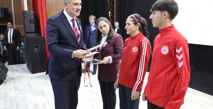 Ağrı’da Cumhuriyet Koşusu’nda sporcular 10 bin ve 5 bin metrede yarıştı