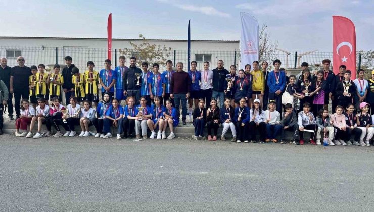 Ağrı’da okul sporları kros müsabakaları yıldızlar ve gençlerde tamamlandı