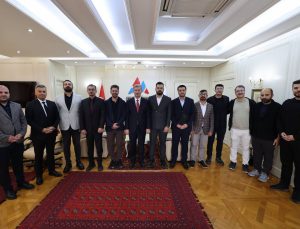 AİÇÜ Rektörü Gülçin, sempozyum kuruluna ve sekretaryaya teşekkür belgesi verdi