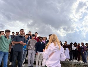 Alaca’da ‘Gelin Tanış Olalım’ projesiyle öğrenciler Alacahöyük’ü gezdi