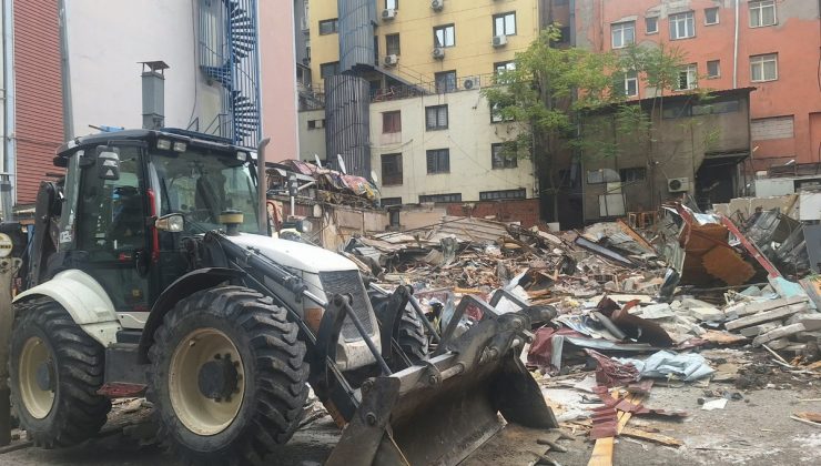 Ankara Altındağ’da riskli eğlence mekanı ve 2 büfe tahliye edilip yıkıldı