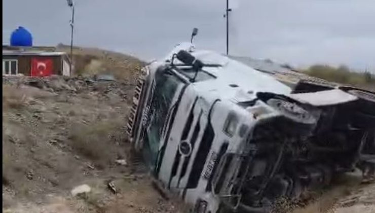 Ankara’da kayganlaşan yolda kontrolden çıkan TIR devrildi, sürücü hafif yaralandı