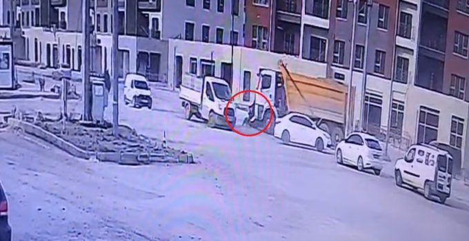 Antakya’da hafriyat kamyonuyla çarpışan motosikletin sürücüsü öldü, kaza görüntülendi